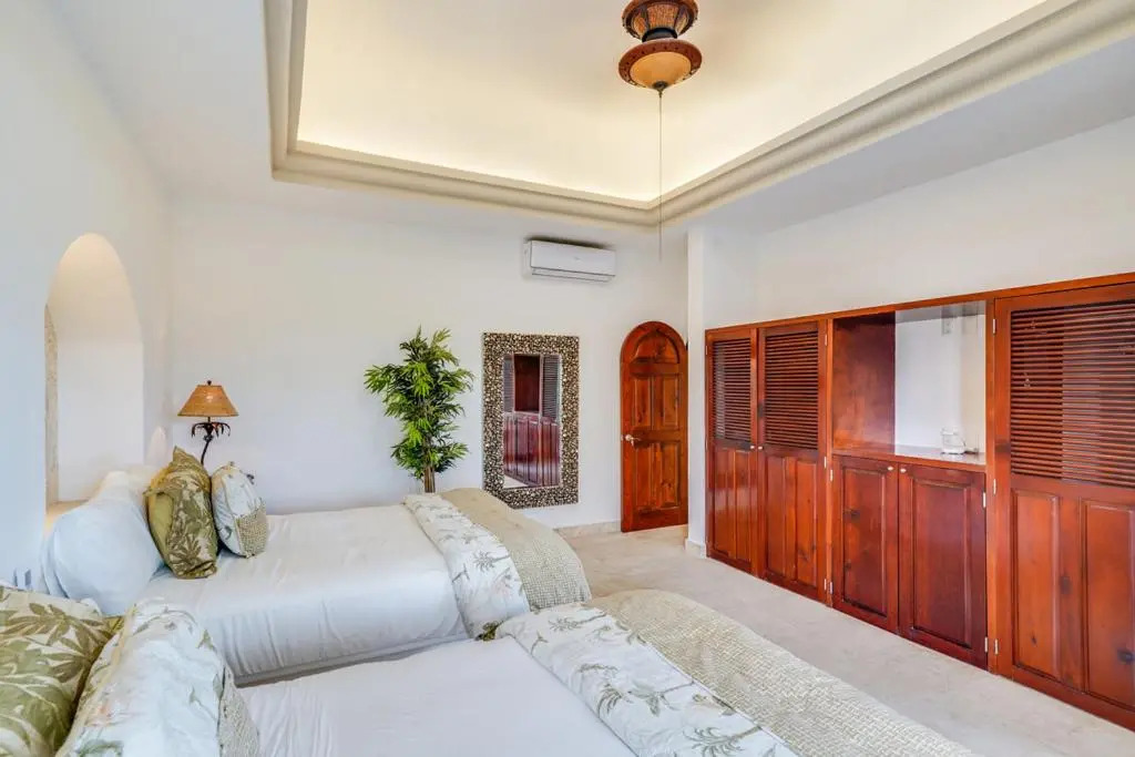 Lagoon & Beach Steps Away 5-bdrm Villa Elegancia