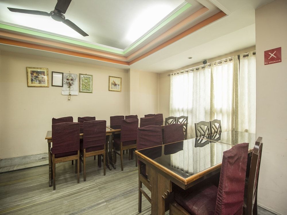 Keswani Group Hotel White Mountain - 200 Metres From MG Marg