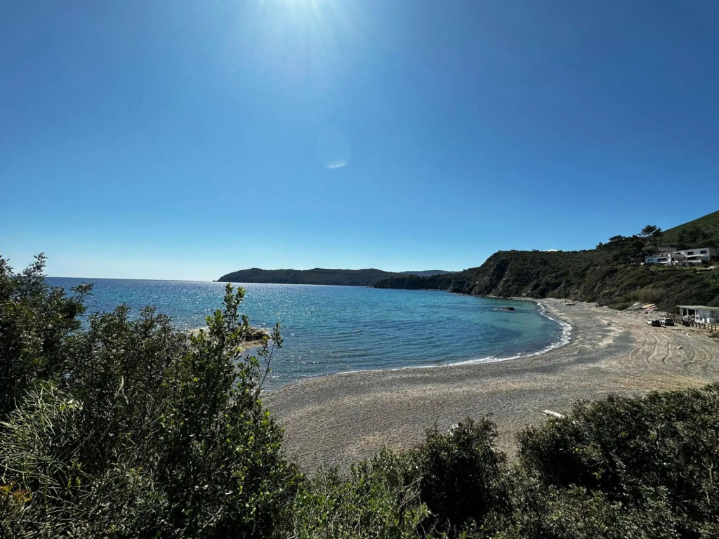 Villa Norsi immersed in an oasis of peace and tranquillity with direct access to the beach.-Villetta Norsi