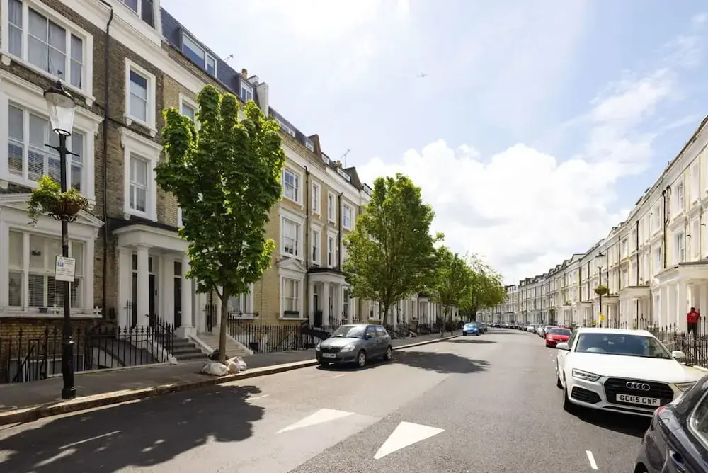 Spacious Apartment With Office Rear Terrace