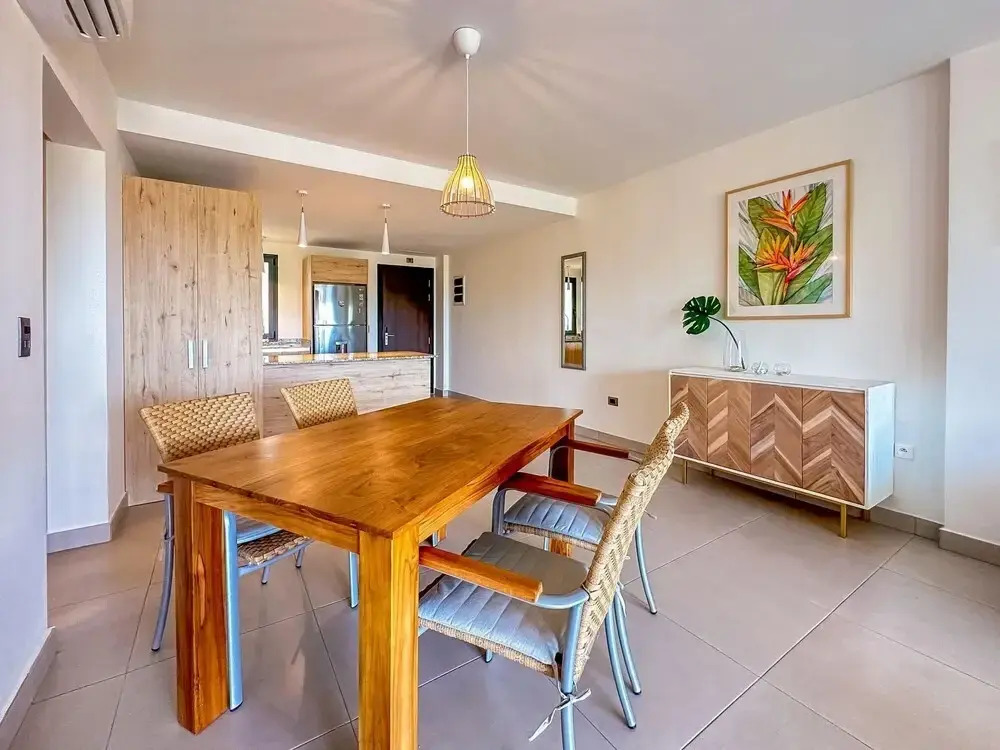 Modern Luxury Condo Close to the Beach