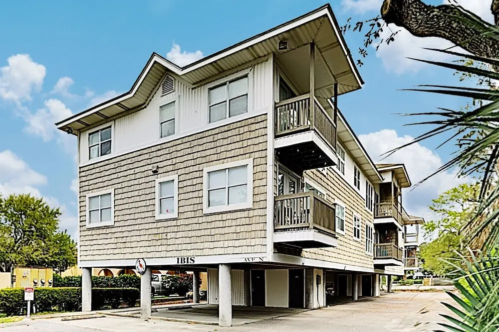 Beach Bliss: Private Balcony, 200 Yards To Shore! 2 Bedroom Condo