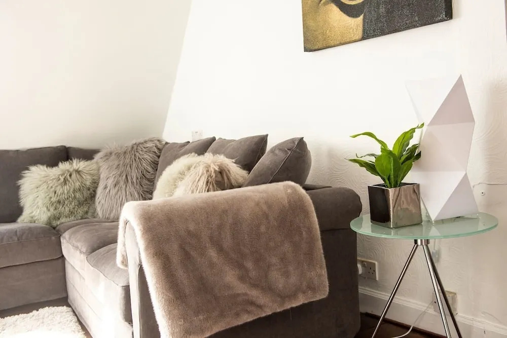 Modern 2BR Home on the Royal Mile!