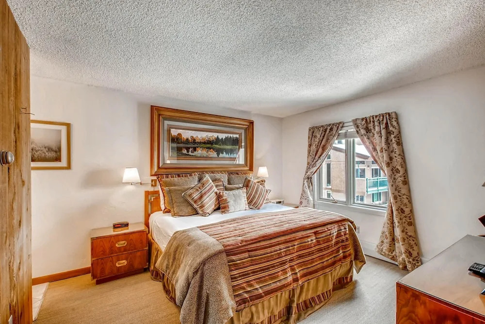 Westwind 403 1BD 2BA Gold Condo