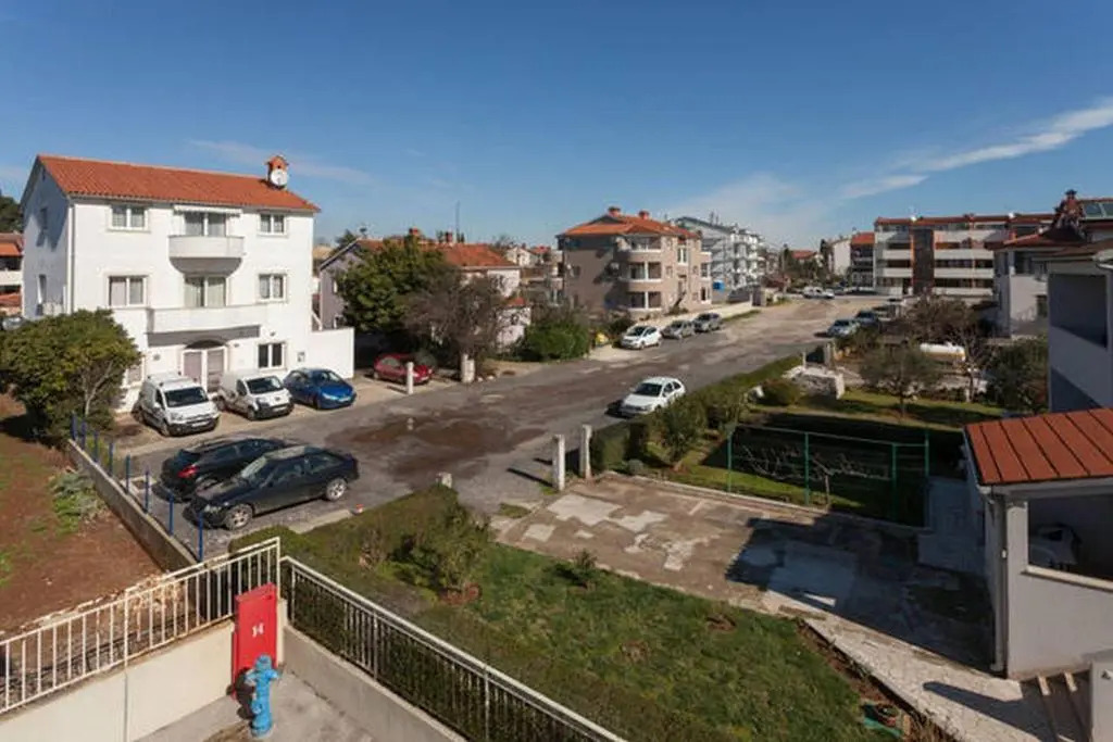 Leona Apartment