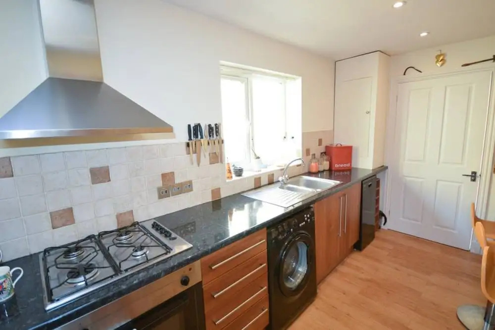 Stylish 2 Bedroom Home Near Bristol