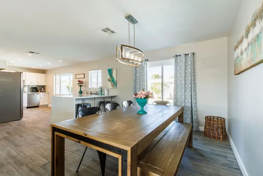 4BR Sleeps 8 Heated Pool Yard Games Bbq!
