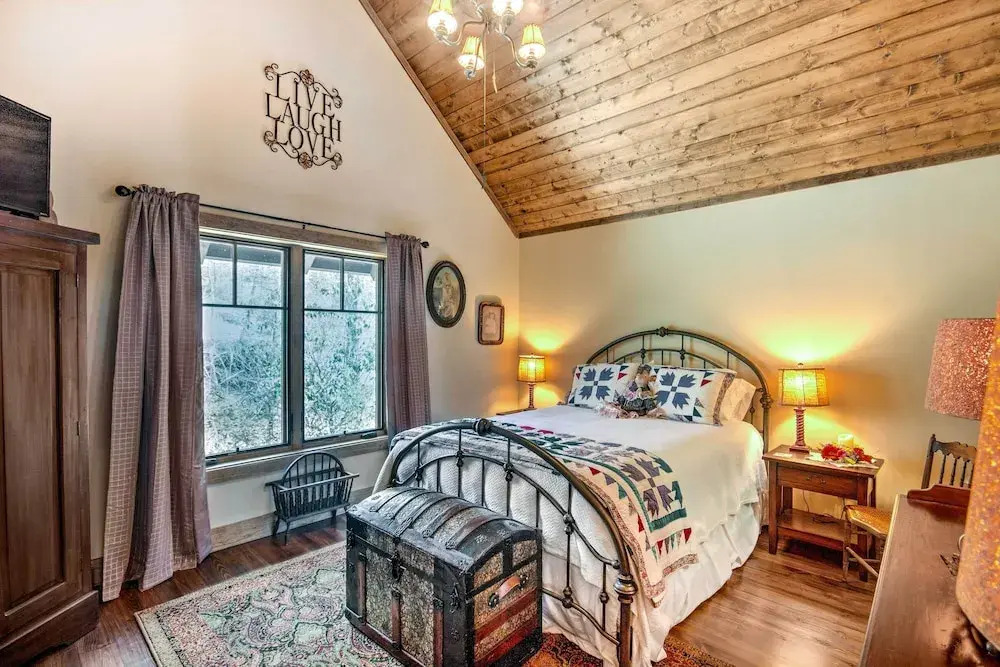6 Mi to Sapphire Ski! Mtn-view Gem w/ Resort Perks