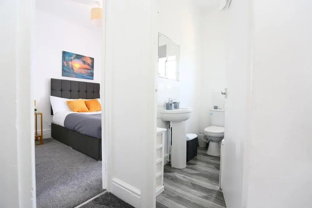 Charming 2-bed Home in Blackpool-central w Parking