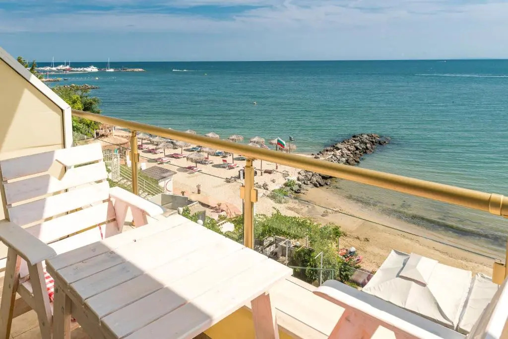 Iris Beach Hotel