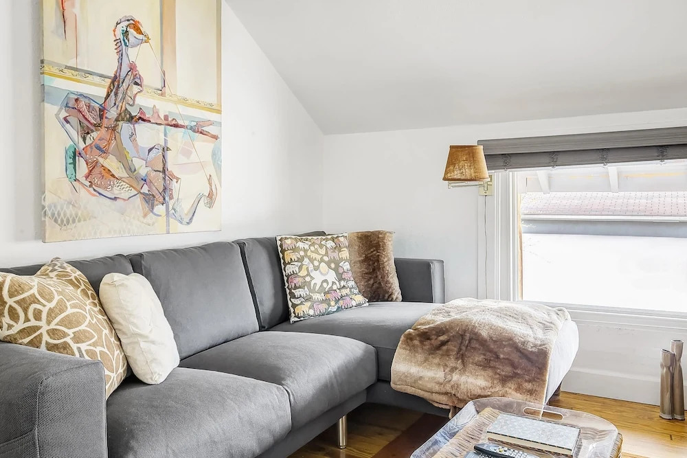 Darling Detached Villa in Heart of Cap Hill