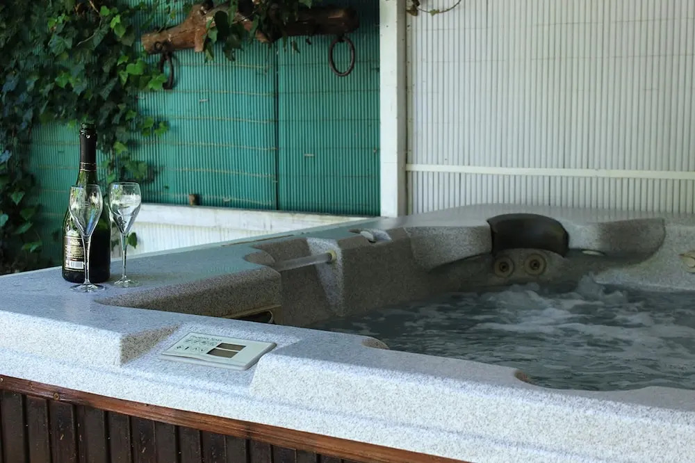 Studio romantique jacuzzi ou spa balneo privatif et jardin Au temps des cerises La Ciotat