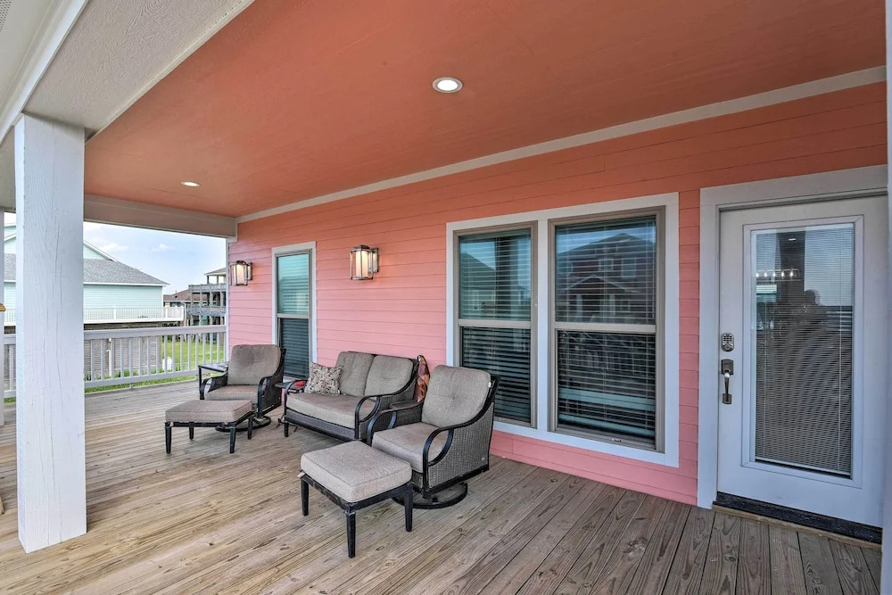 Ocean View + Wraparound Deck: Crystal Beach Home!