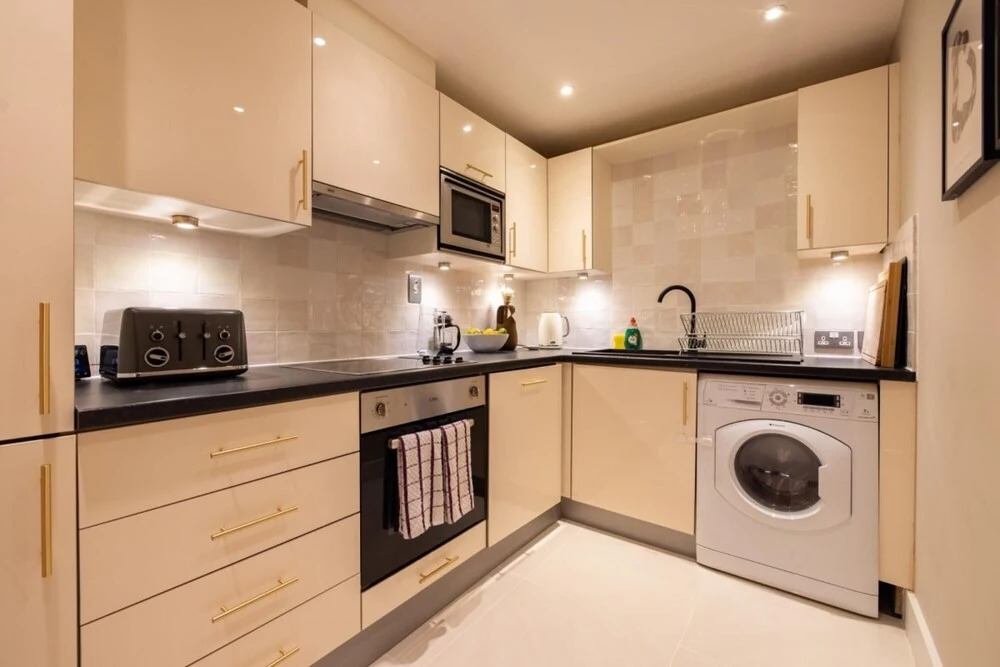 The Crystal Quarters - Modern Bright 2bdr Apartment