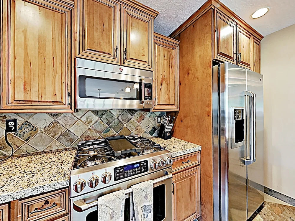 New Listing! Alpine Gem W/ Hot Tub, Near Lift 3 Bedroom Condo