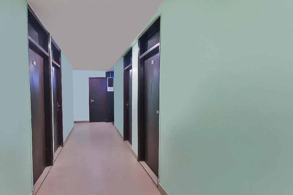 OYO 69875 Hotel Cross 24