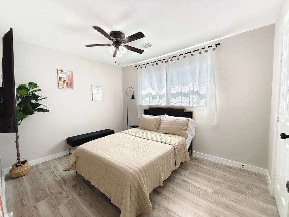Sageview Cottage 4 BDR w/ Pool, Pet Friendly!