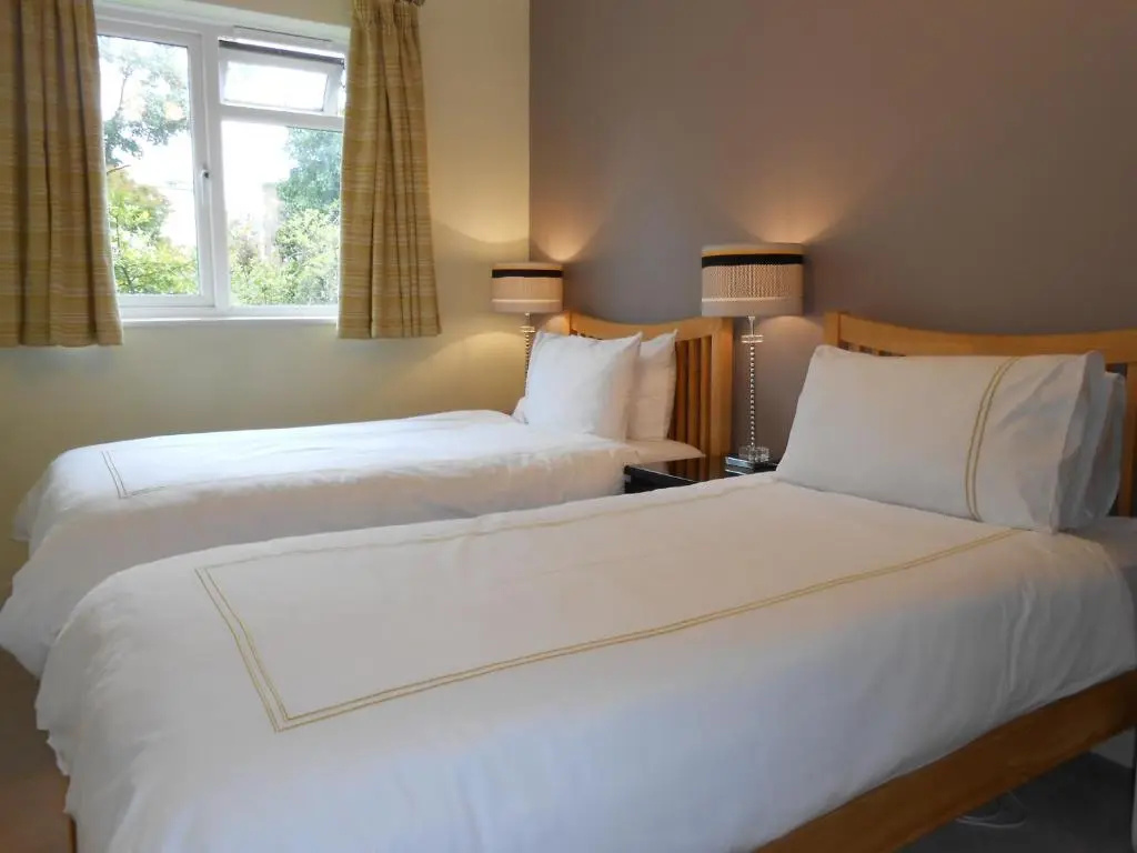 2 Bedroom Apartment in Stratton Court Central Surbiton incl Free Parking