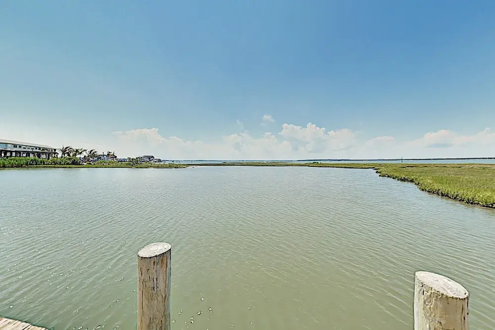 Bayside W/ Pool - Walk To Beach & Dining 2 Bedroom Condo