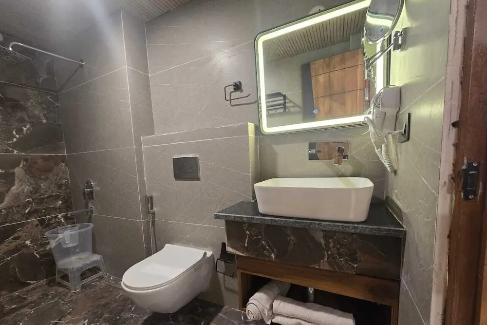 Hotel Vishnu Sarovar