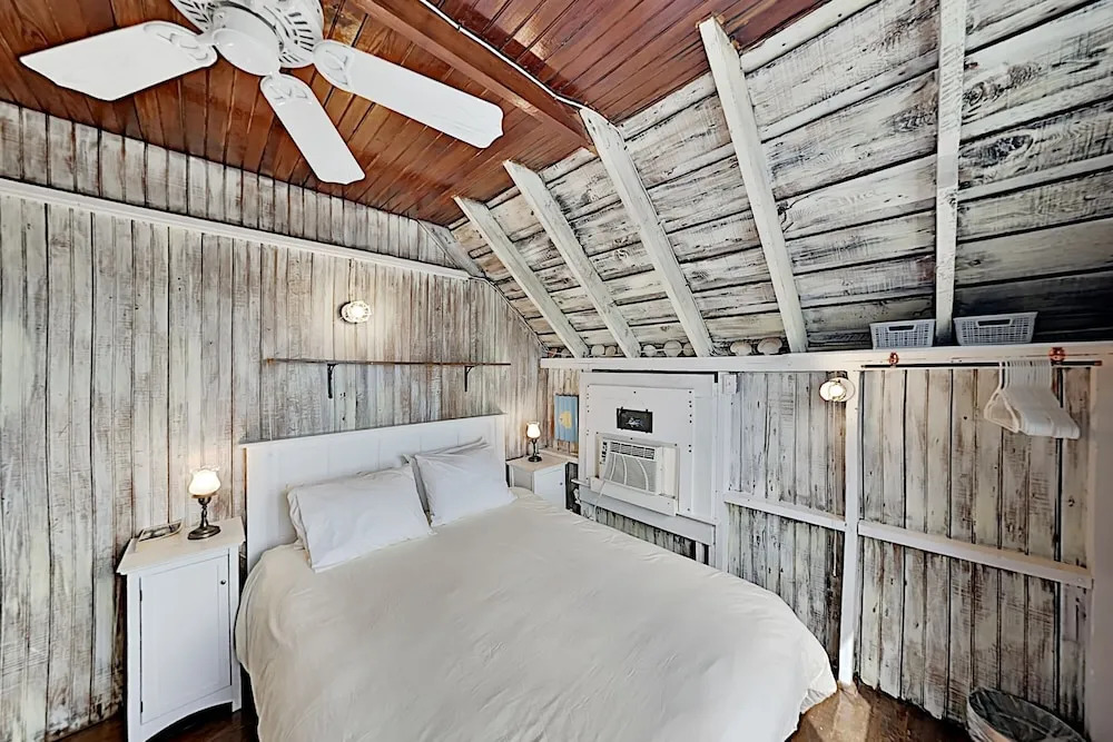 Hilltop Beach Getaway, Stunning Bay Views 3 Bedroom Home