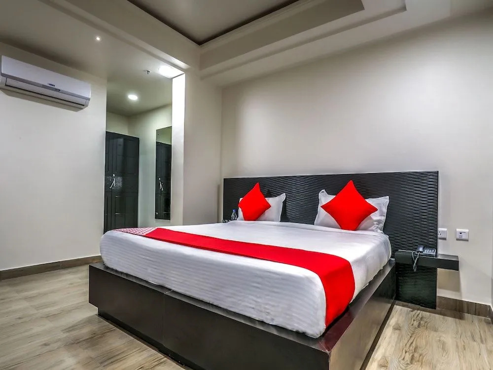 Oyo 14859 Ulavacharu Hotels