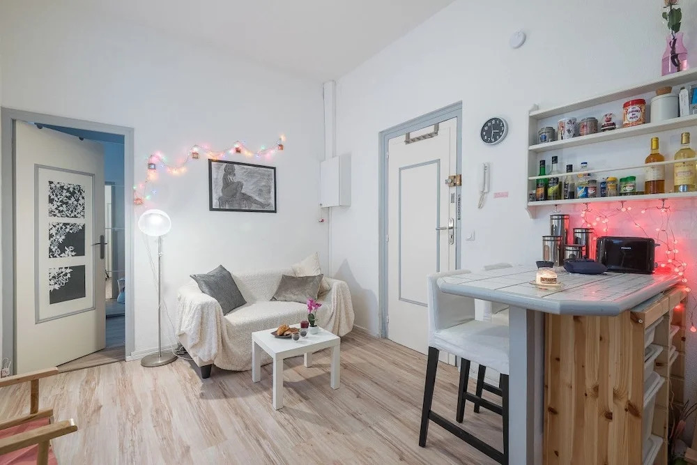 Charming Apartment On The Pedestrian Street Of The