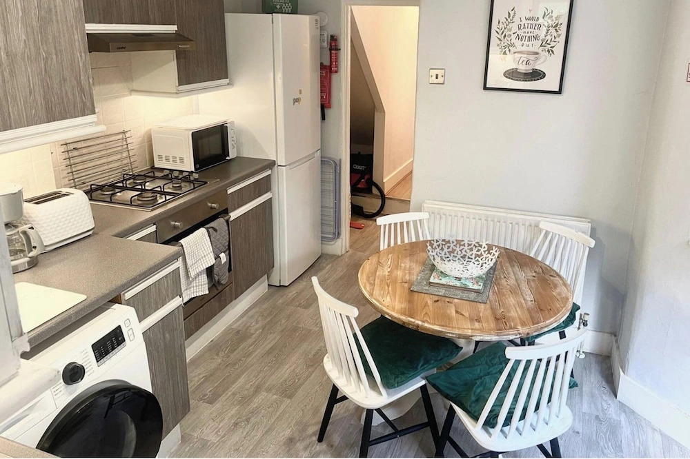 1 Bed Victorian Flat Sleeps 4 - Garden & Patio