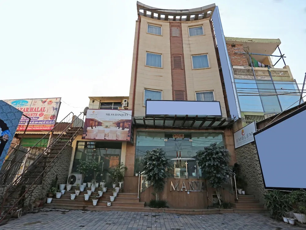 OYO 10965 Emblem Hotel