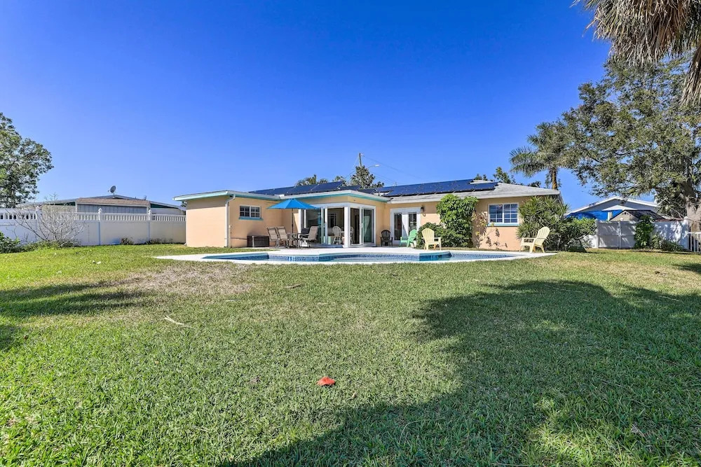 Pool, Dock & Kayaks: Waterfront Palmetto Home
