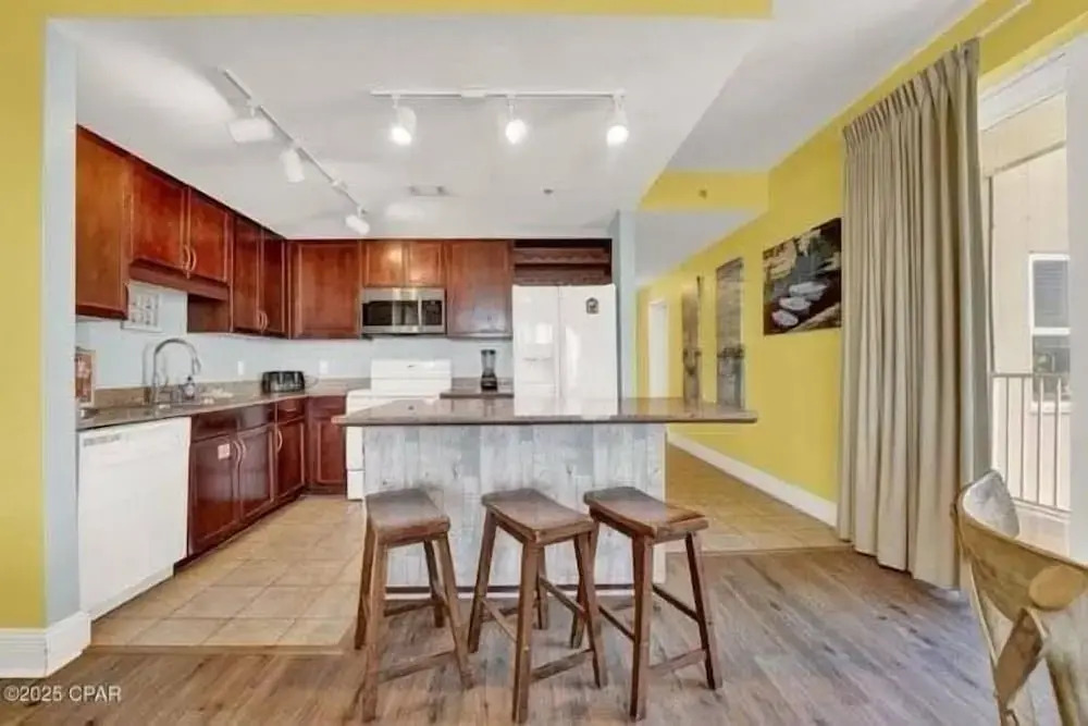 Laketown Wharf 338 3 Bedroom Condo