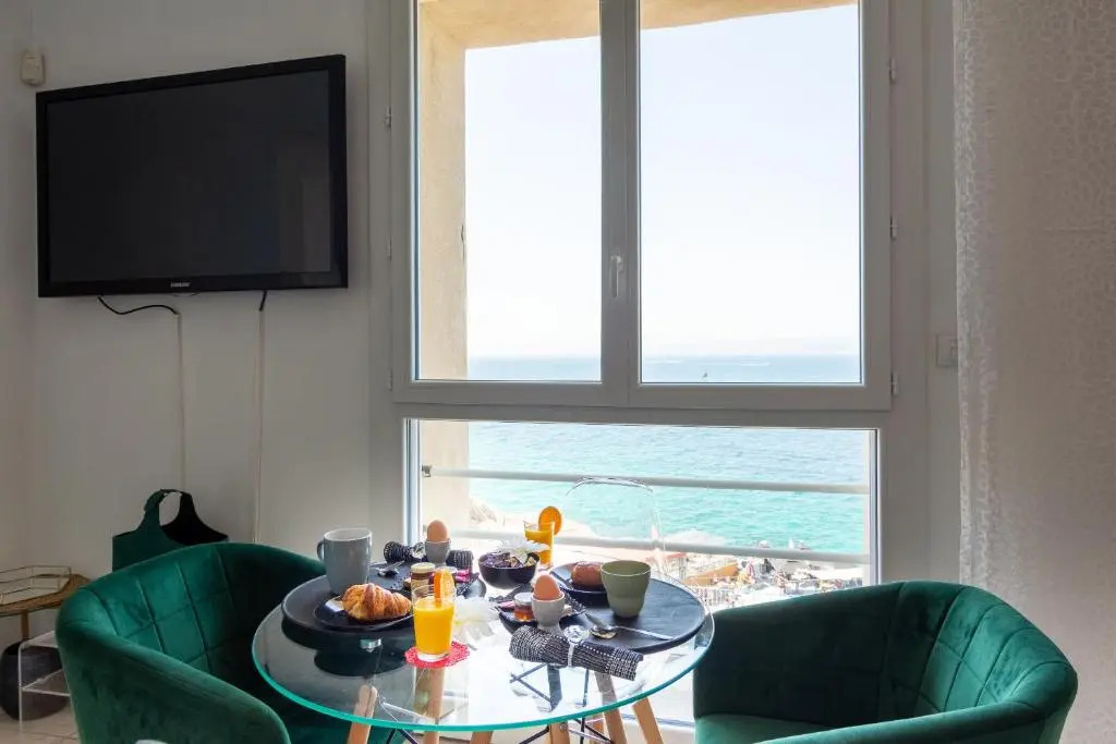 GRAND LARGE SUR LA CORNICHE Marseille par conciergerie by sam