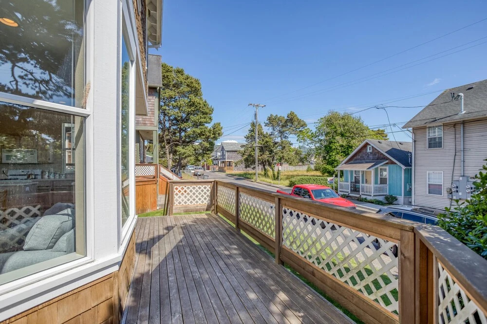 Cozy Gathering Space and Sparkling Amenities - Charming Seaside Haven