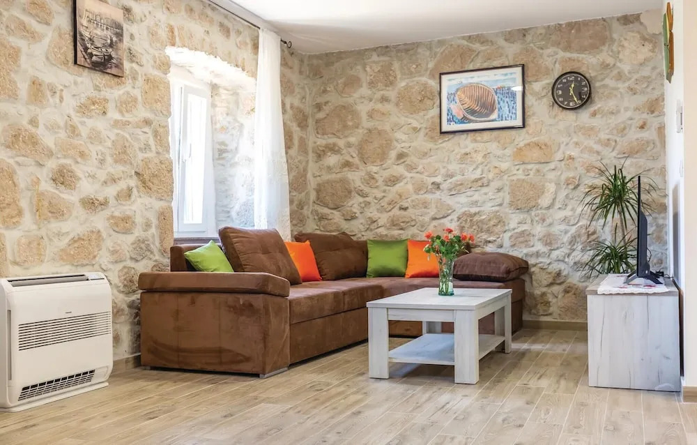 Awesome Home In Ploce With Jacuzzi