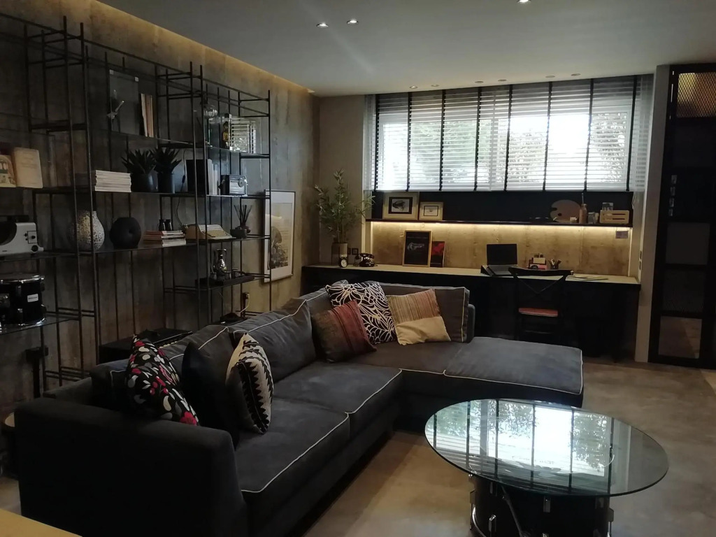 Amazing Semi-Basement Art Apartment easy walk to Napflio centre
