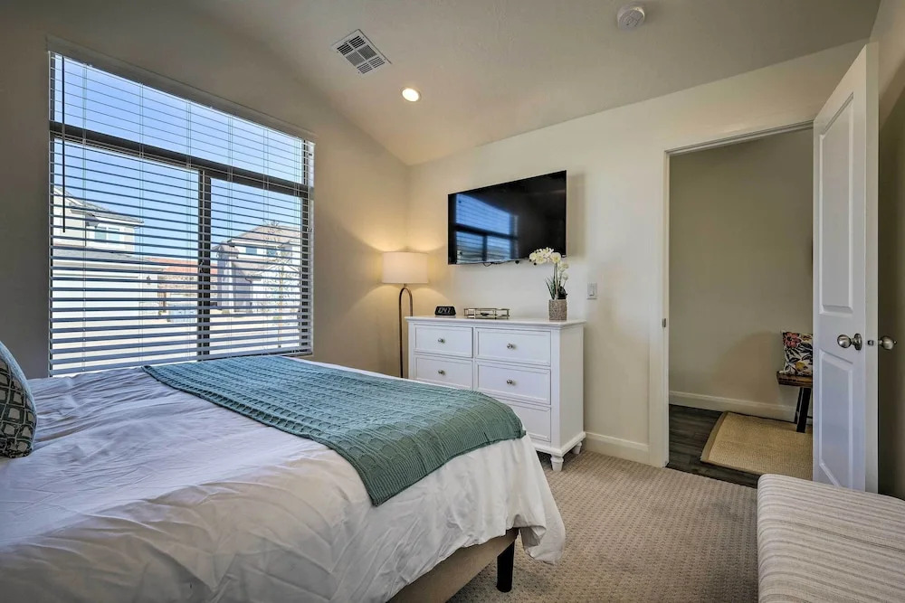 Hike, Golf, Unwind Poolside! Washington Home