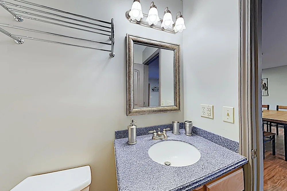 Woodland Haven: Hot Tub, Game Room, Near Downtown 3 Bedroom Home