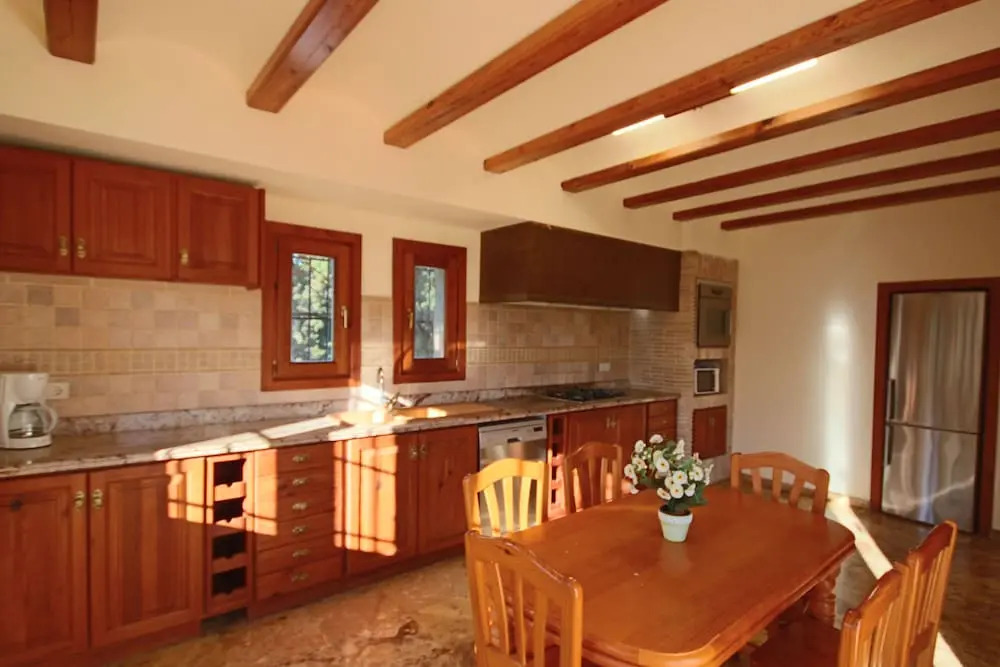 Private 4-bedroom Villa w/ Pool, Summer Kitchen & Expansive Living Space