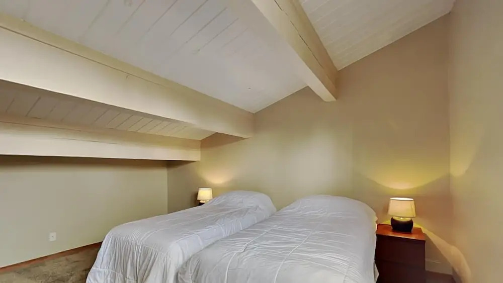 Beautiful Mountainside 4 BR Plus Loft/4 Bath Home in Mammoth! by RedAwning