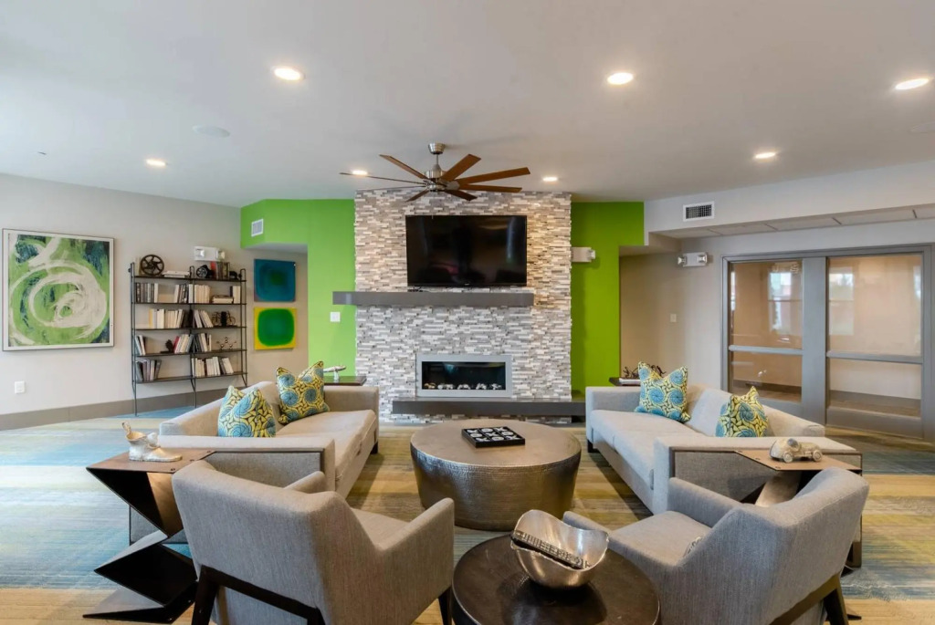 Hip & Vibrant 2 Bedroom Apartment with Parking & Wifi