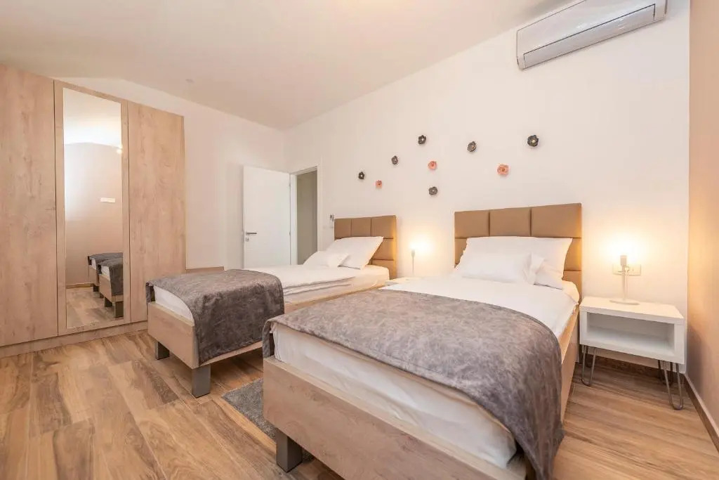 LUXURY APARTMENTS - LA VIR 5& 6