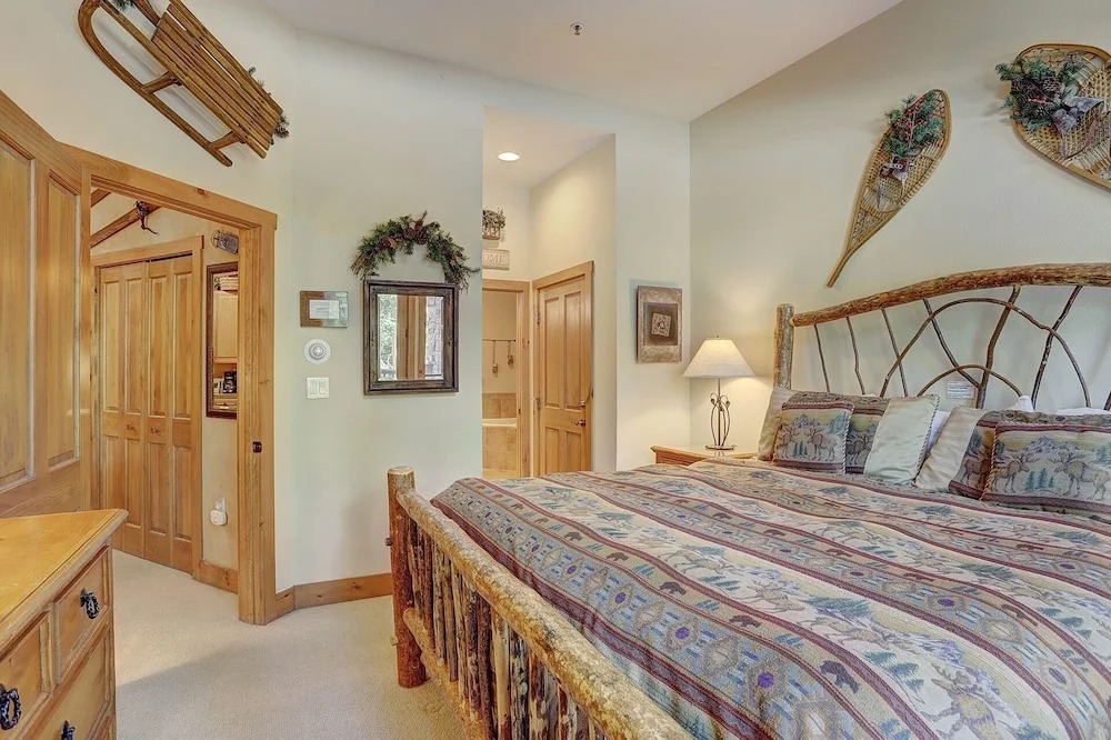 3056 The Timbers 1 Bedroom Condo by RedAwning