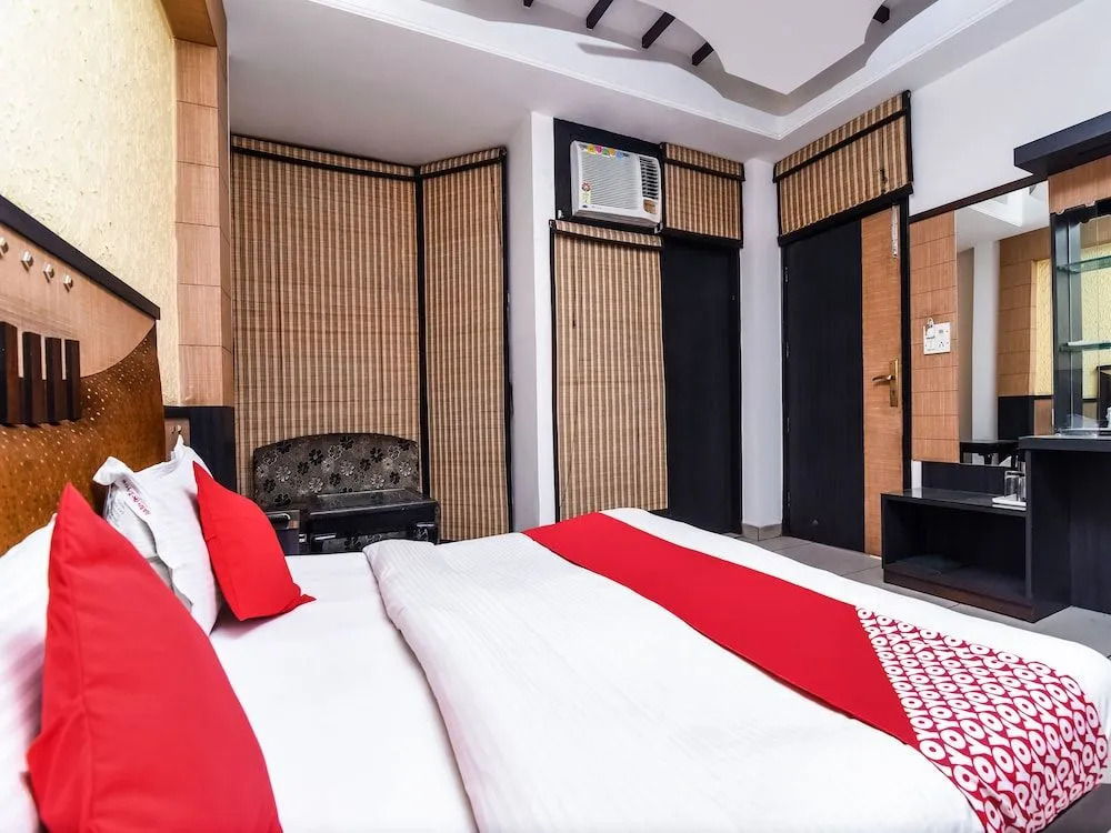 OYO 36465 Boom Room 5