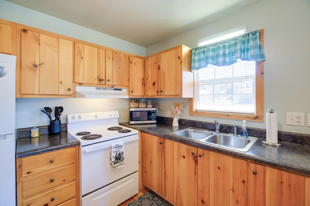 < 1/2 Mi to Damascus Town Park: Cozy Cabin w/ Deck
