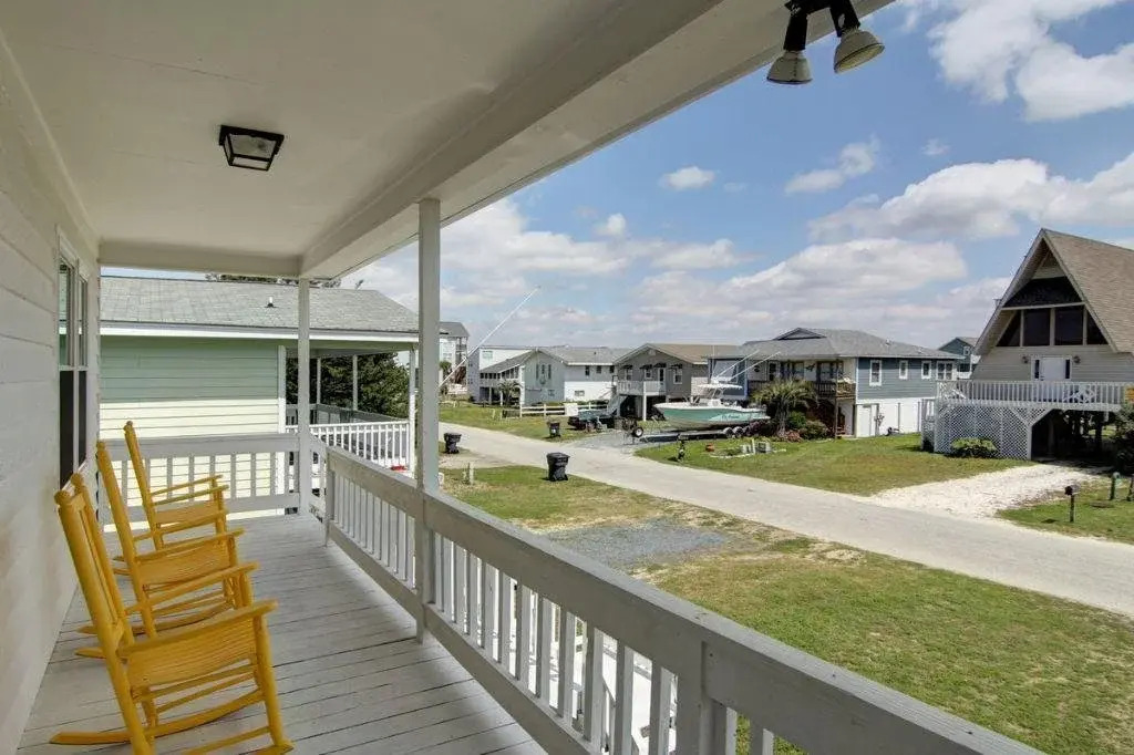 Do-little Dock 3 Bedroom Home by RedAwning