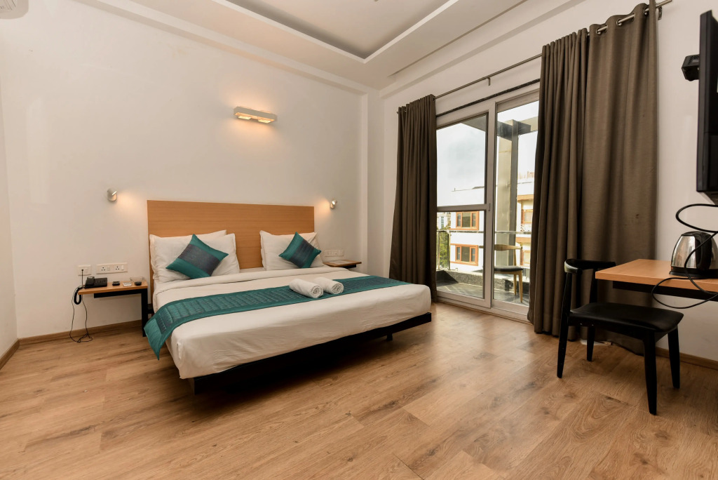 Luxury Stay, Sector 38