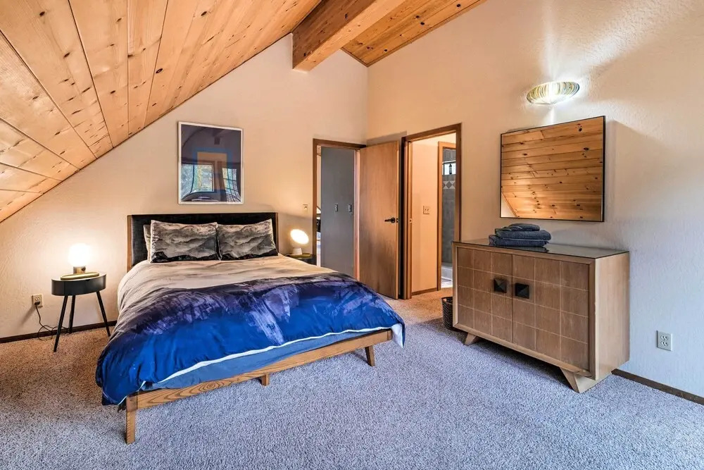 Deck + Fireplace: Log Cabin in Tahoe Donner!