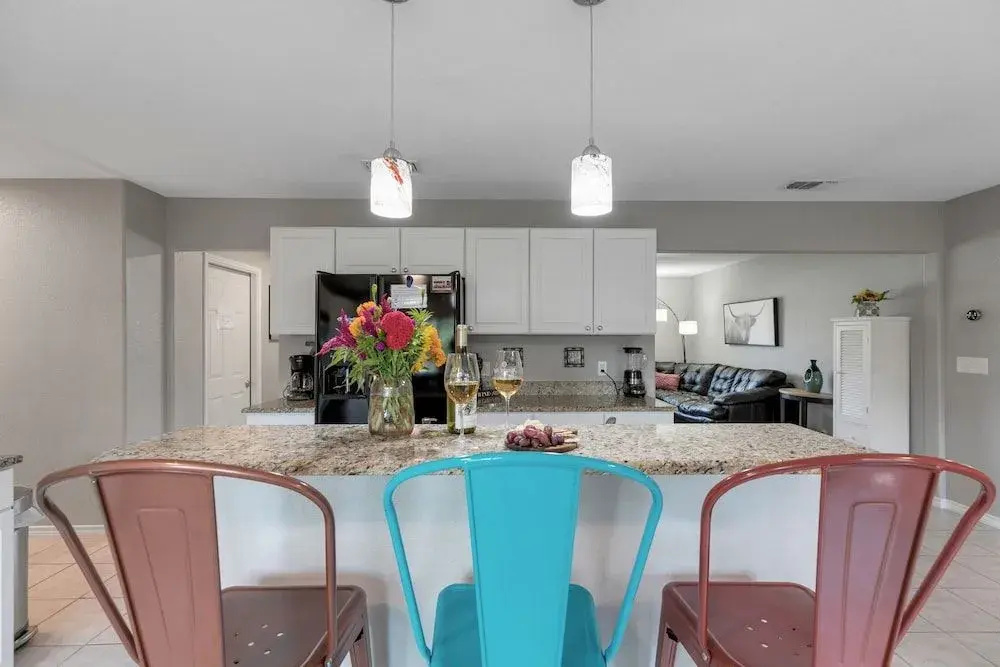 Stylish Home Lrg Yard W/games Grill Hot Tub