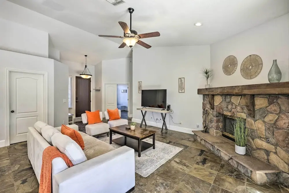 Tee Off, Relax Poolside! Family Home in Scottsdale