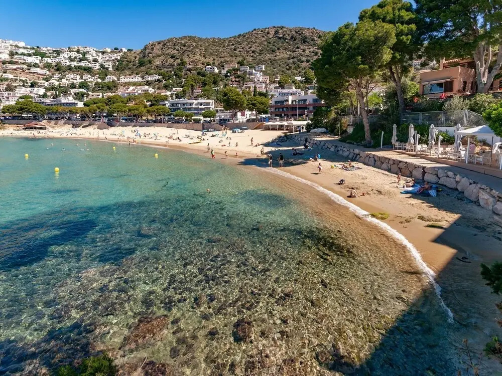 Cozy Apartment in Roses with Sea Nearby